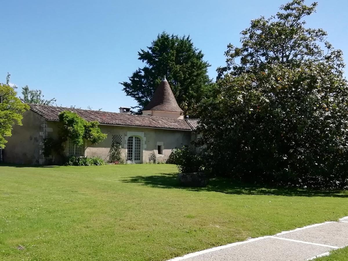 Chateau Des Salles Saint-Fort-sur-Gironde Exterior foto