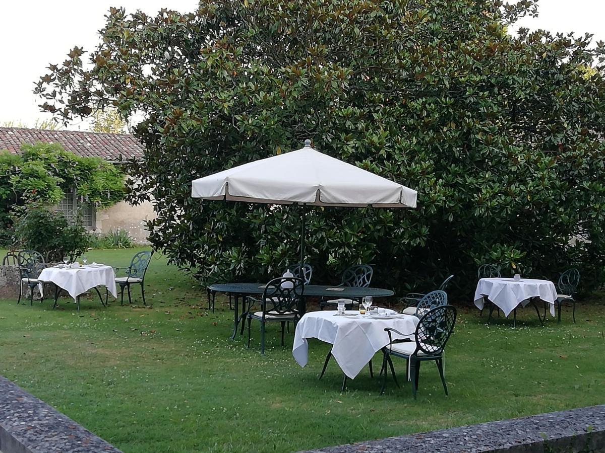 Chateau Des Salles Saint-Fort-sur-Gironde Exterior foto