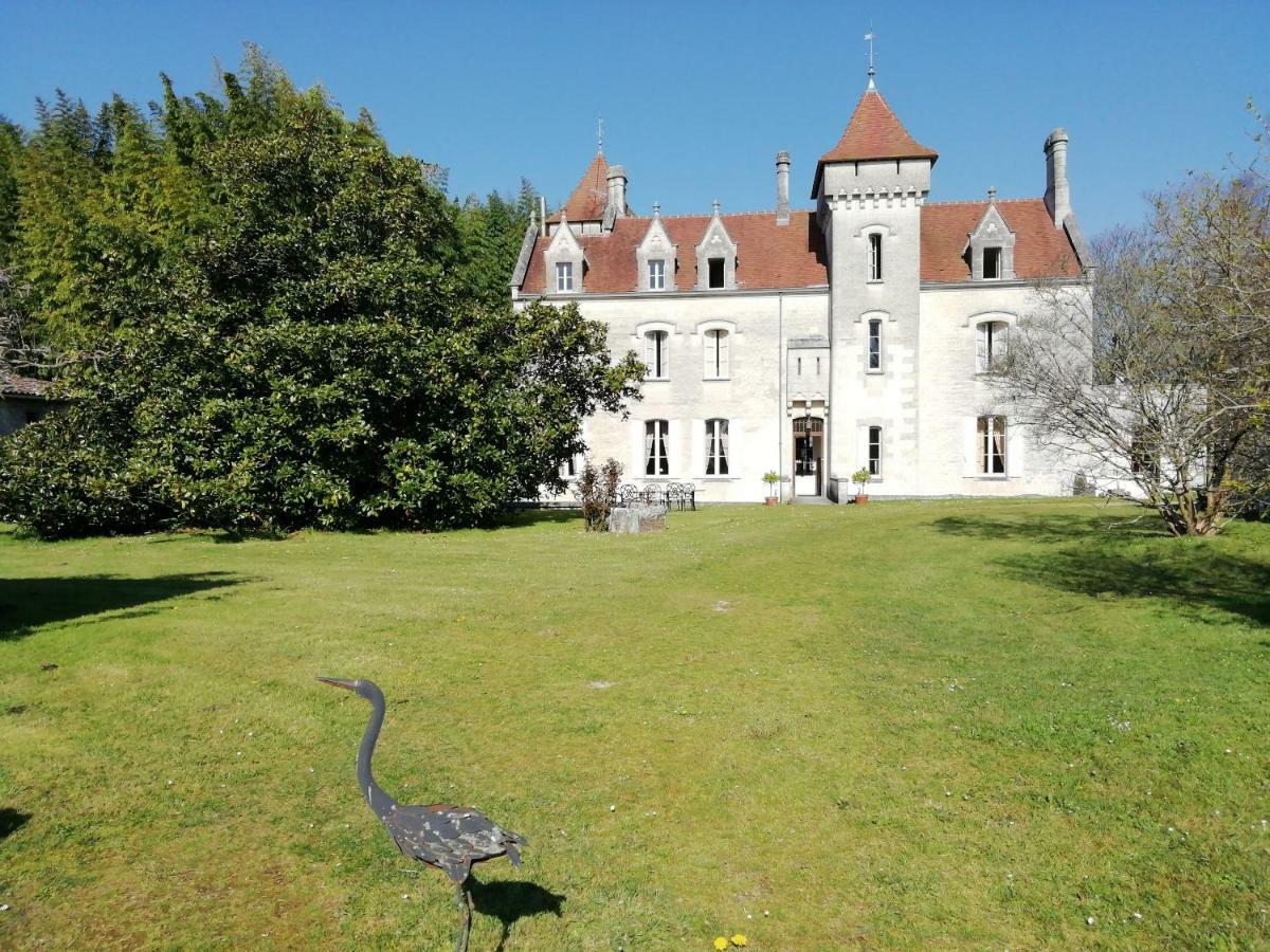 Chateau Des Salles Saint-Fort-sur-Gironde Exterior foto