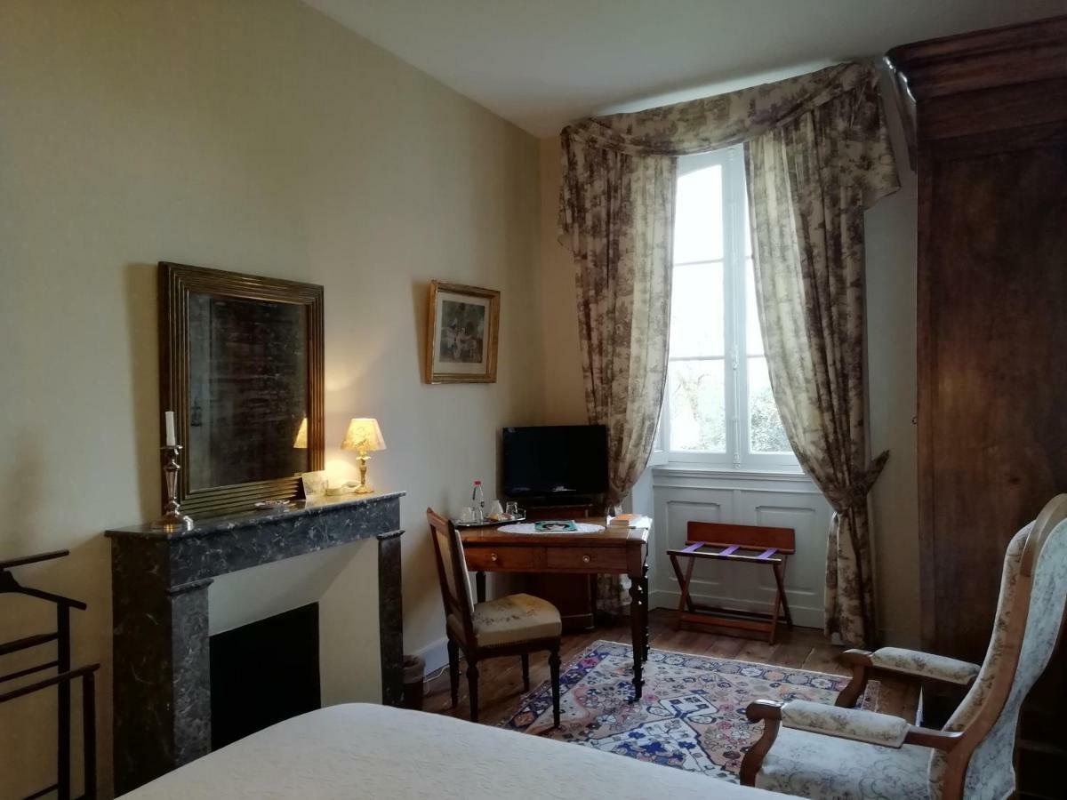 Chateau Des Salles Saint-Fort-sur-Gironde Exterior foto